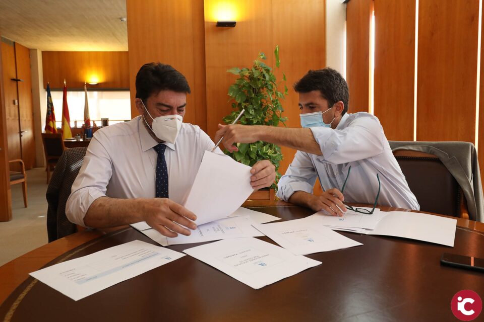 Mazón se reúne en el Ayuntamiento con su alcalde