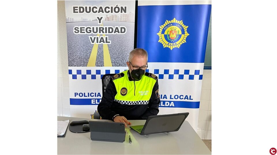 Más de 800 escolares de tres centros educativos de Elda siguen las charlas sobre seguridad vial de manera telemática