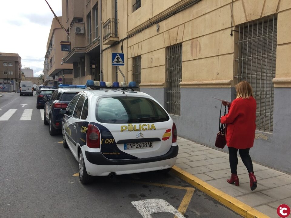 La alcaldesa cursa la denuncia por el ataque machista en la Policía Nacional