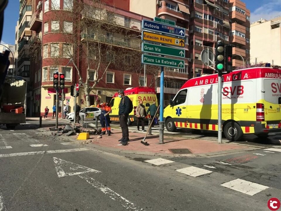 La Policía Local auxilia a dos personas heridas en un aparatoso accidente en el centro de Alicante