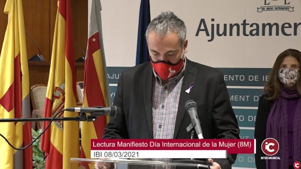 Lectura del manifest de 8 de març a l'Ajuntament d'Ibi