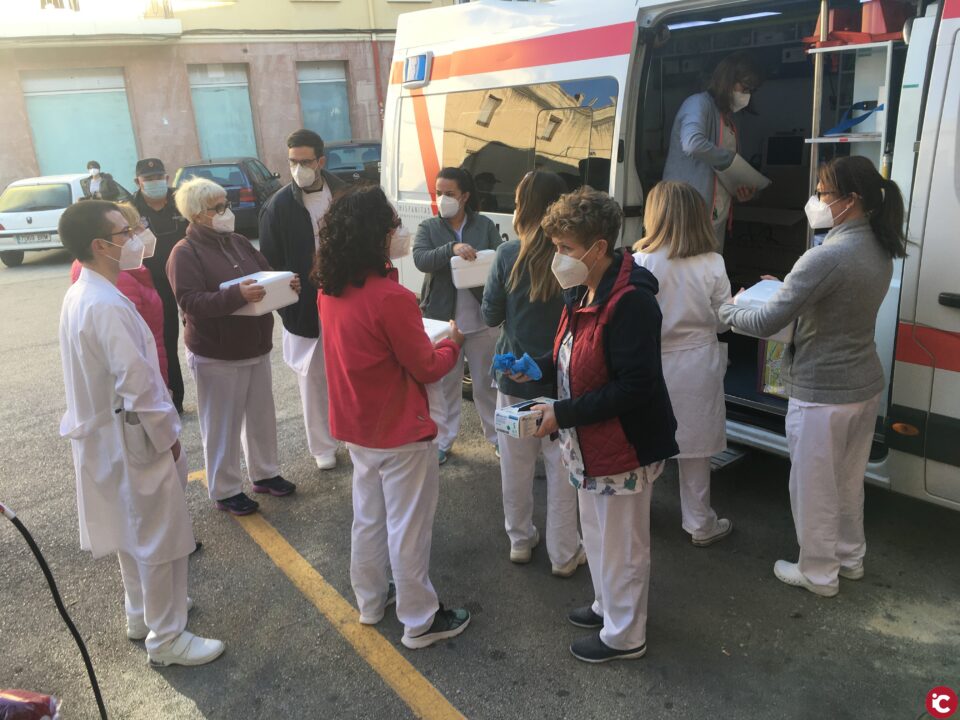 Setenta enfermos de Petrer reciben la vacuna a domicilio mediante un servicio pionero en el área de Salud