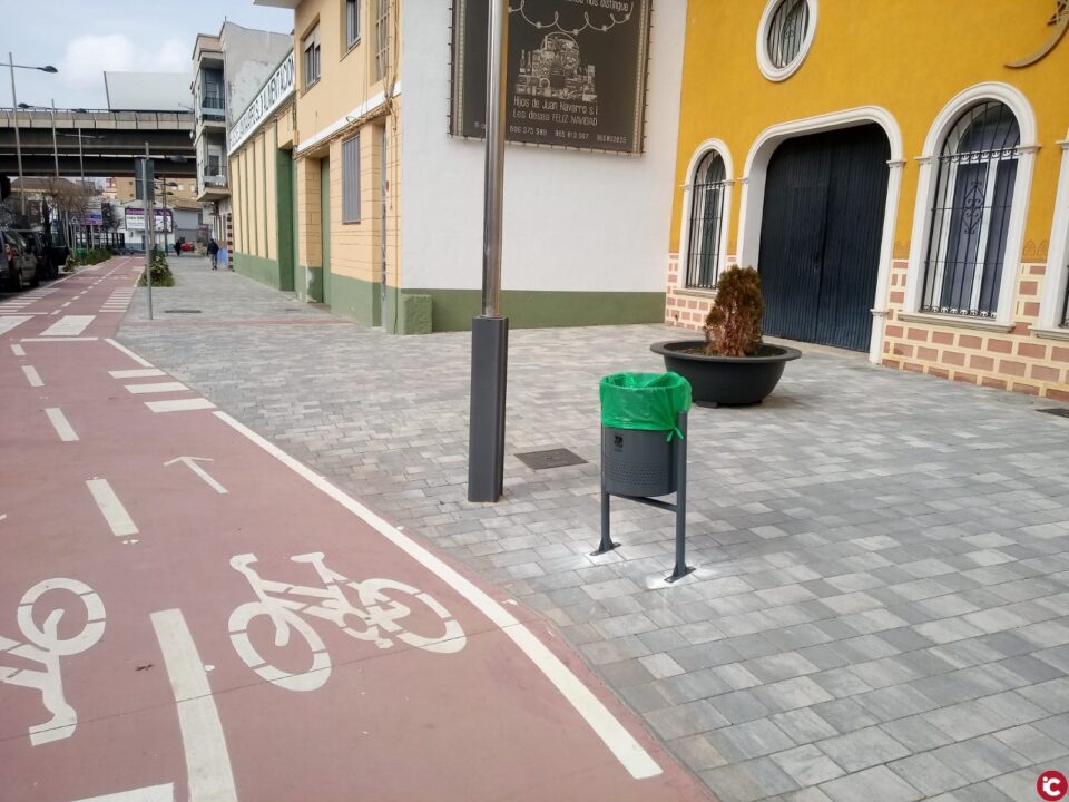 La Concejalía de Limpieza invierte 25.000 euros en renovar papeleras y contenedores de reciclaje