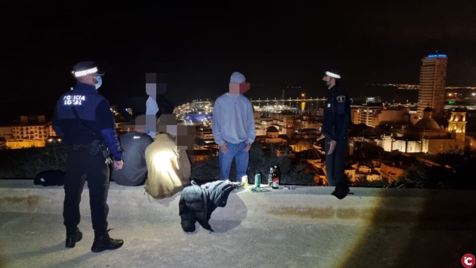 La Policía Local disuelve 7 botellones y 21 fiestas en viviendas y cierra el operativo con 61 denuncias por incumplir el estado de alarma en Alicante