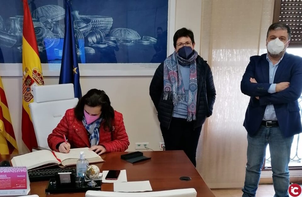 La Corporación municipal recibe a la dirección de Las Paulas Villena en su 75 aniversario