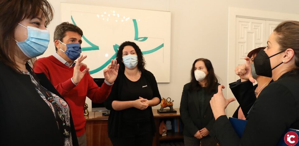 La Diputación adaptará las 46 oficinas de Suma de la provincia al sistema de video interpretación para personas sordas