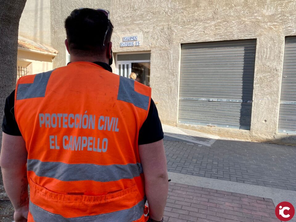 Protección Civil de El Campello se moviliza para el reparto mensual de alimentos en Cáritas a más de un centenar de familias