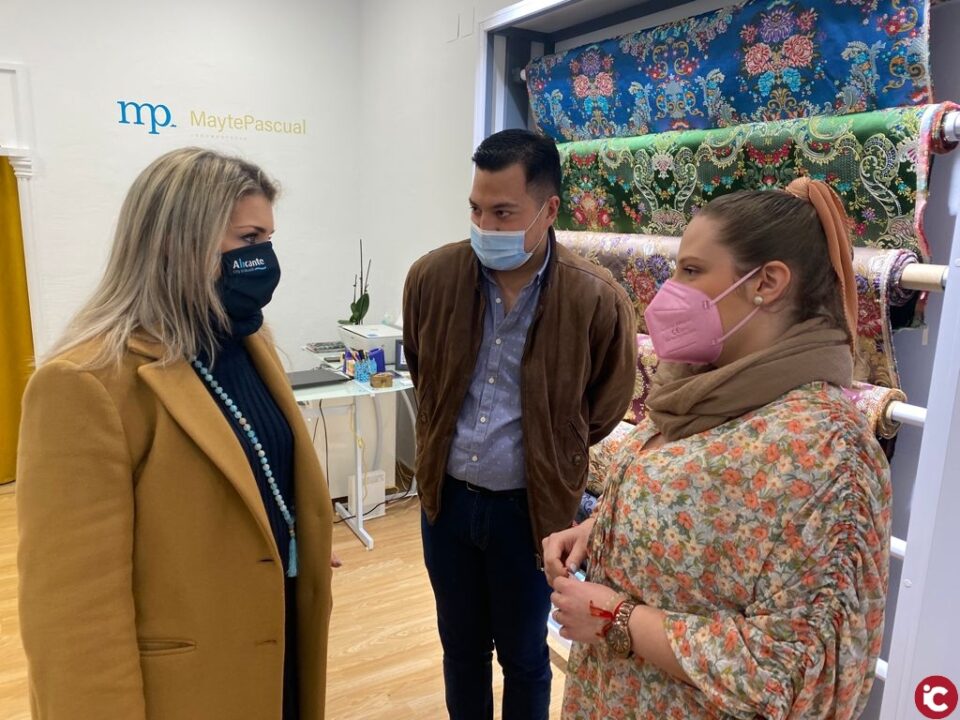 Mari Carmen Sánchez muestra su apoyo a los indumentaristas de Hogueras