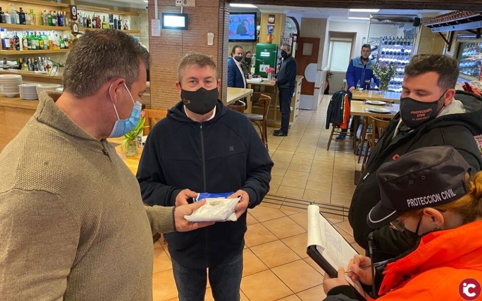 El personal que atiende bares y restaurantes de Muchavista recibe sus mascarillas