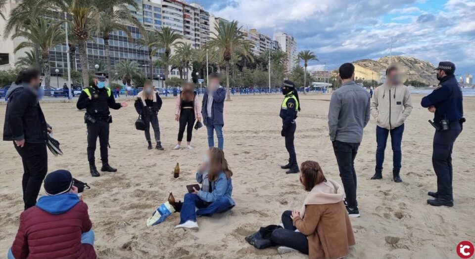 La Policía Local desaloja botellones en las playas