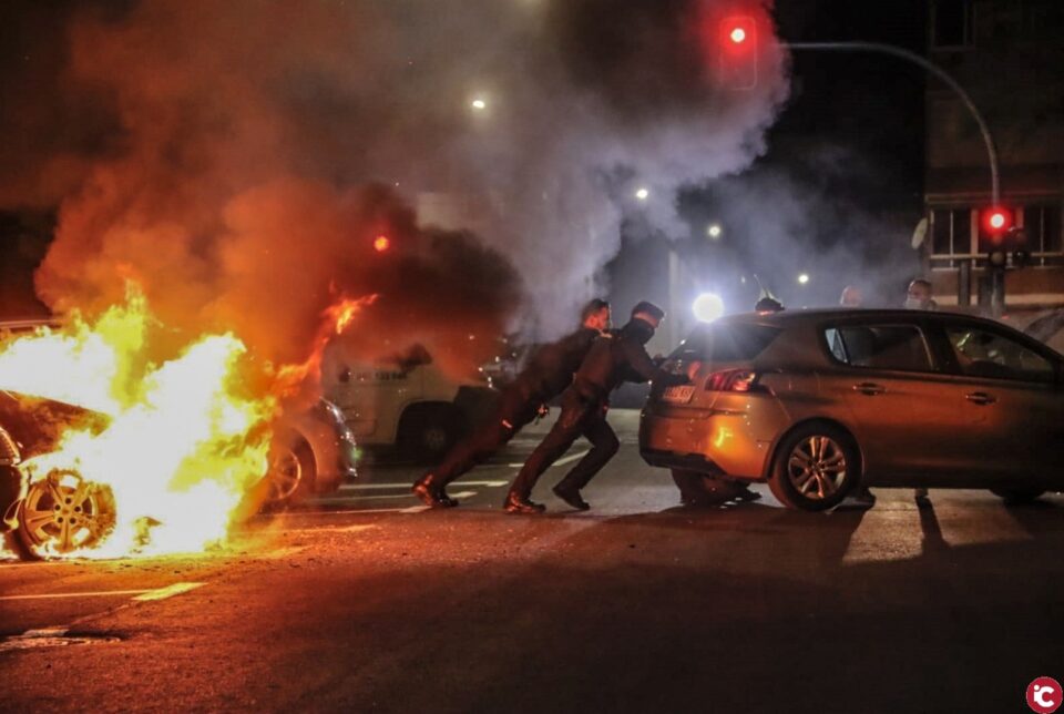 Los Bomberos del SPEIS intervienen en la extinción de un incendio en un vehículo en la zona Norte anoche junto a Policía Local y Nacional