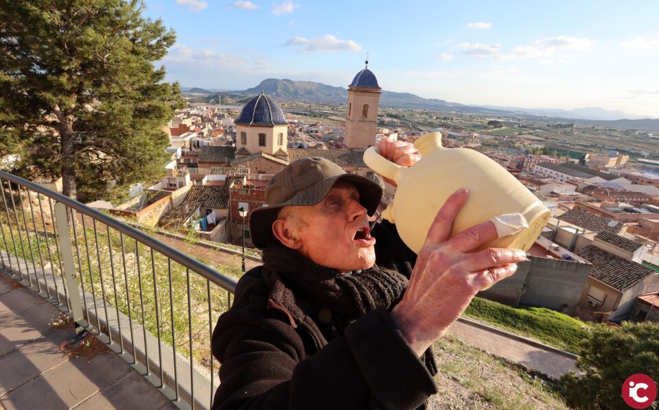 Agost pone en valor el uso del botijo en el Día Mundial del Agua