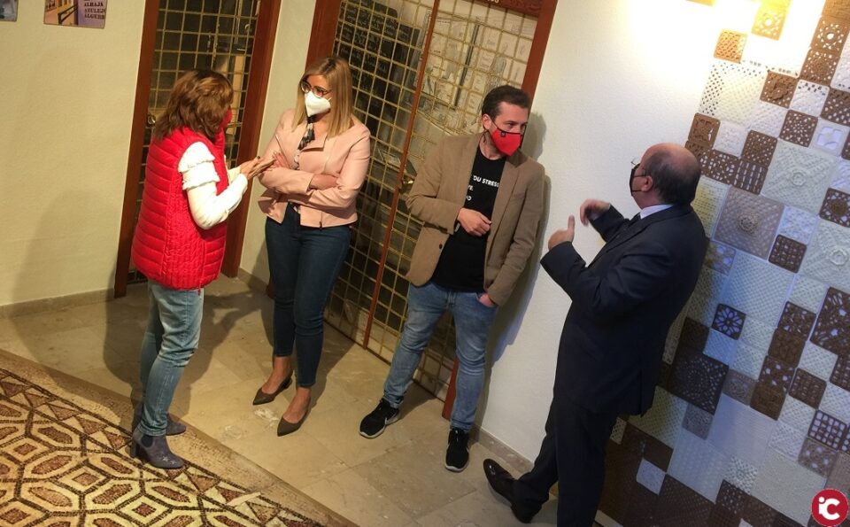 La Tourist Info de Petrer inaugura la exposición 'Dinteles con historia'
