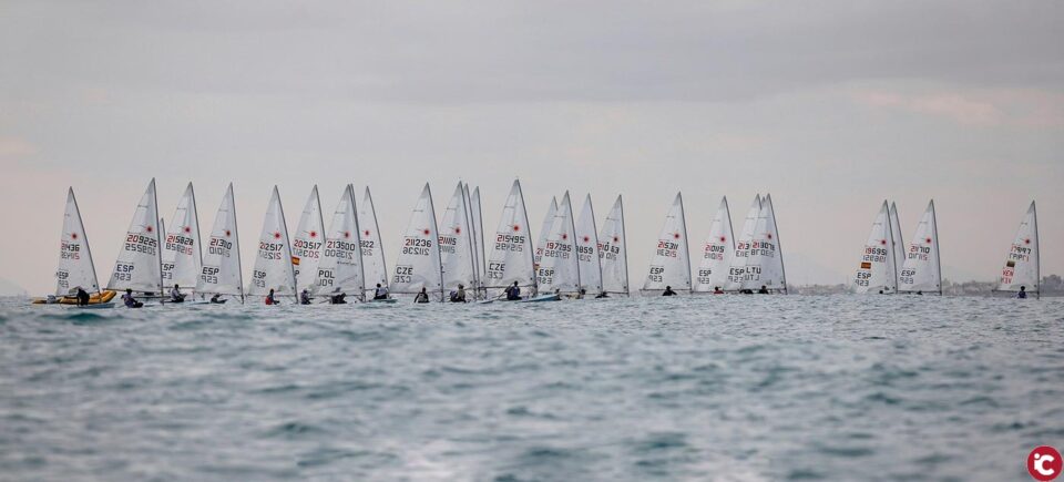 Los regatistas del Club Náutico compiten este fin de semana en el Autonómico de Vela Ligera