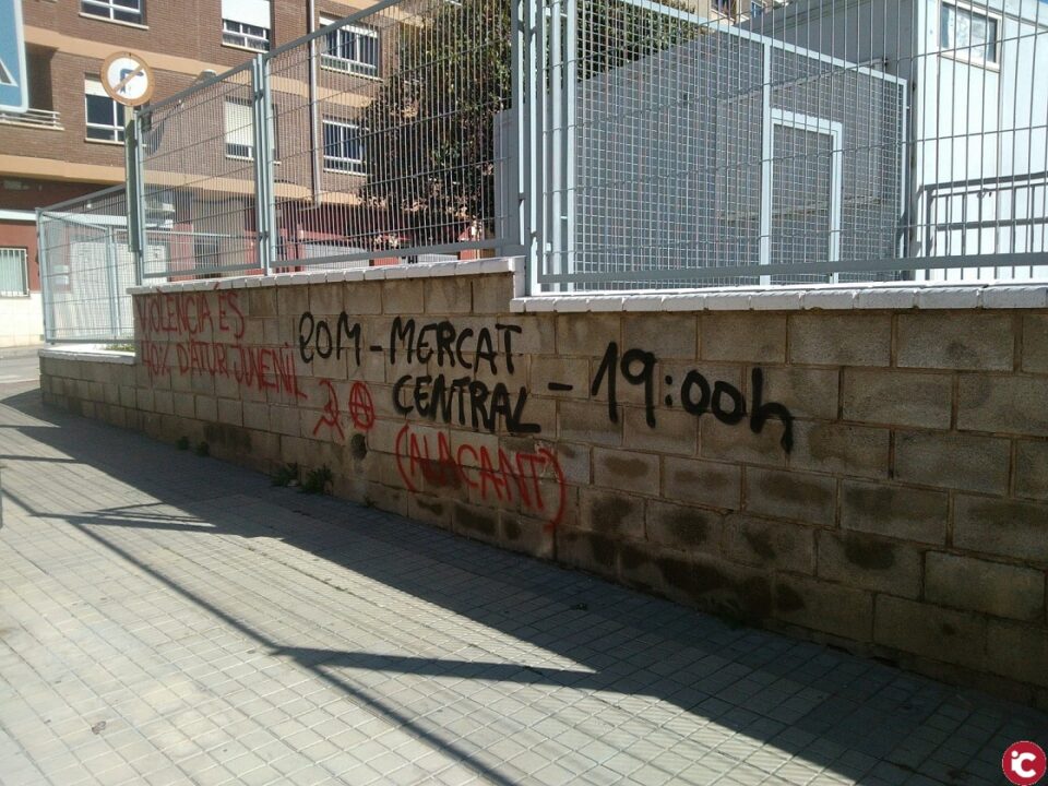El Ayuntamiento lleva a cabo la limpieza de varios grafitis por actos vandálicos en edificios municipales