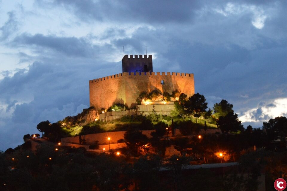Petrer se conecta con la naturaleza apagando las luces del castillo-fortaleza