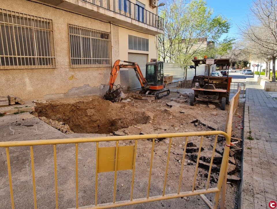 El Ayuntamiento de Elda repara el pavimento y el saneamiento de la calle Virgen del Milagro