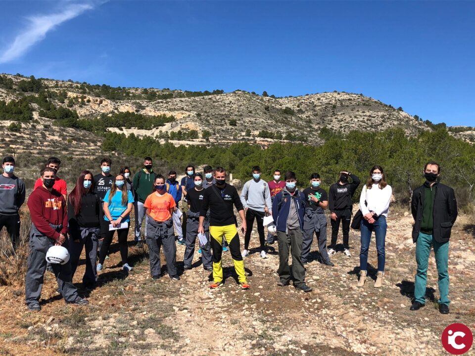 El alumnado del CIPFP Valle de Elda colabora con el Ayuntamiento en la recuperación medioambiental del entorno del Hospital
