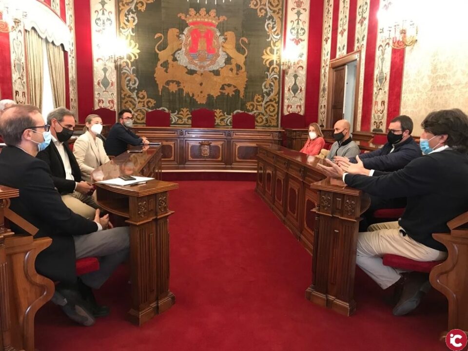 El Ayuntamiento de Alicante recibe a los hosteleros de la Explanada y analizará sus reivindicaciones emplazándose a una nueva reunión el próximo 7 de abril
