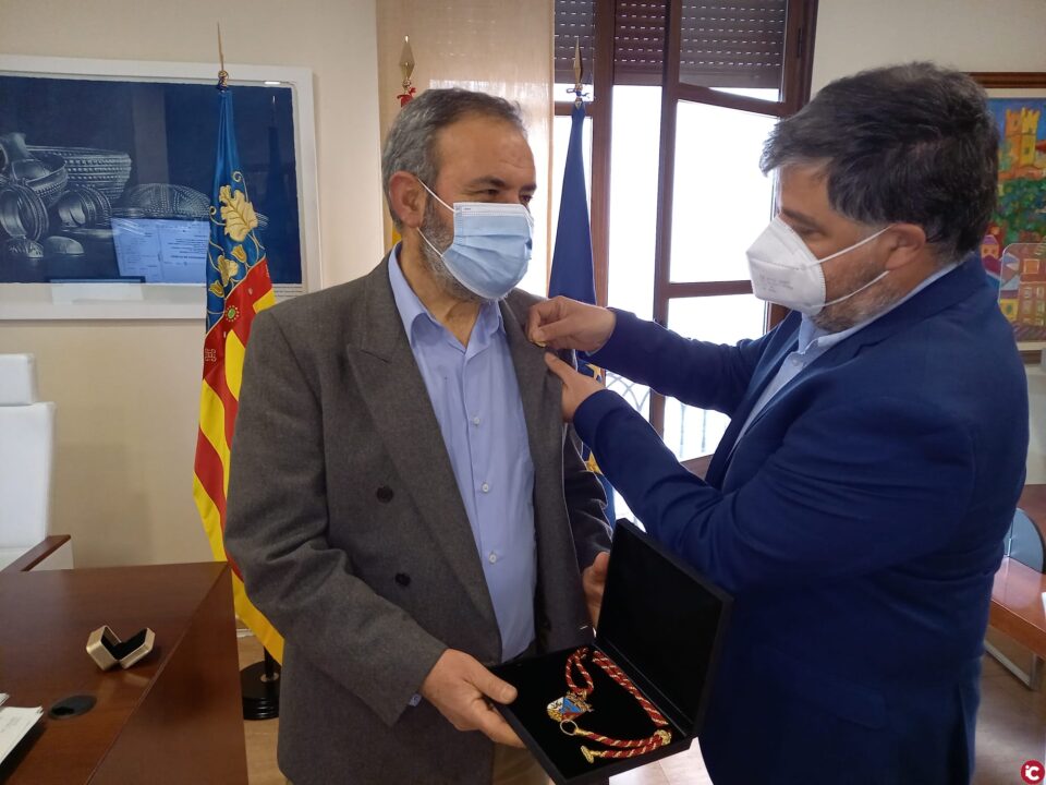 Antonio Pastor recibe la medalla y el pin como nuevo concejal del Ayuntamiento de Villena