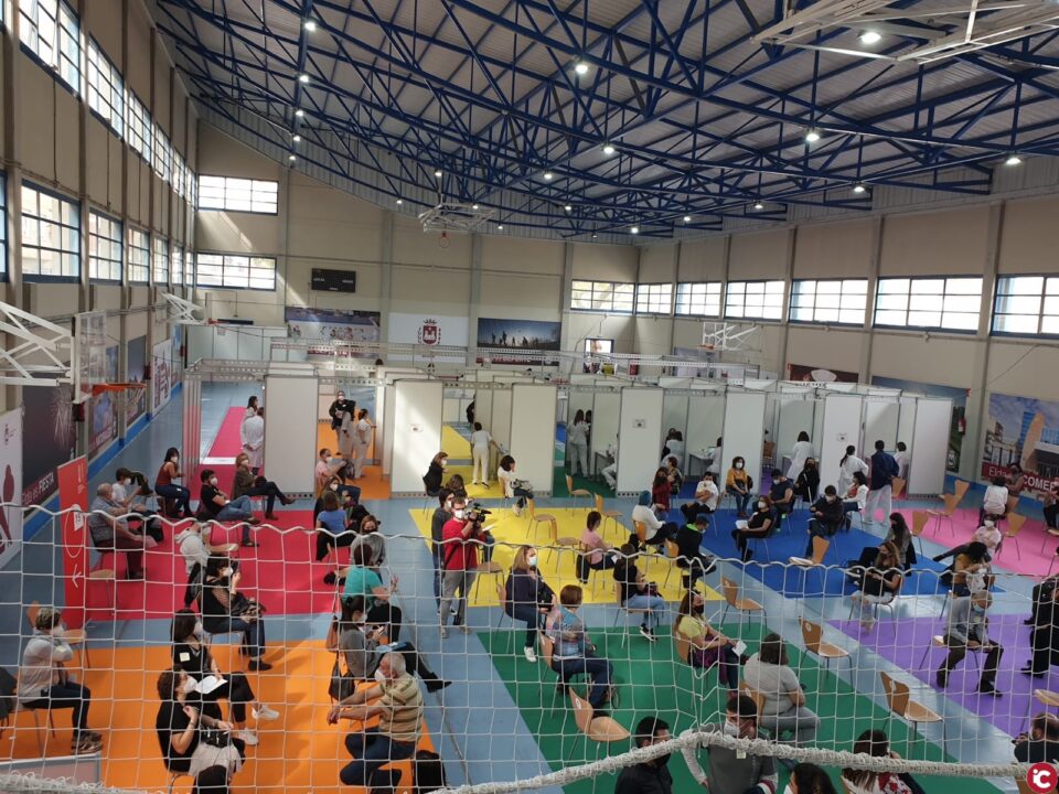La vacunación masiva de los docentes de toda la comarca comienza en el punto habilitado por el Ayuntamiento de Elda en las instalaciones del Pabellón Azul