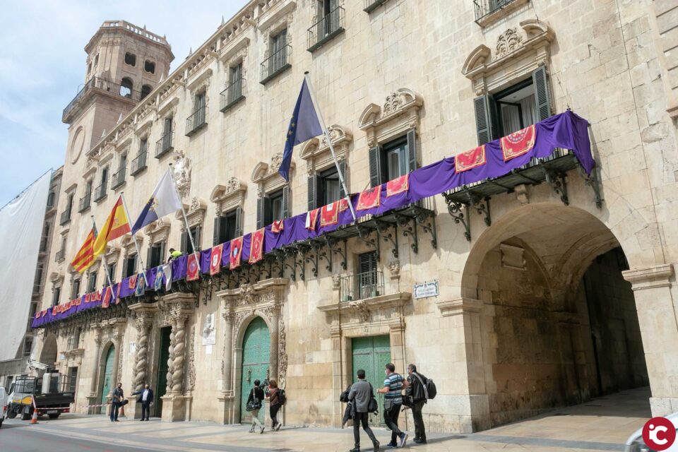 La balconada principal de la Casa Consistorial estará adornada hasta el 6 de abril con los colores propios de la Semana Santa