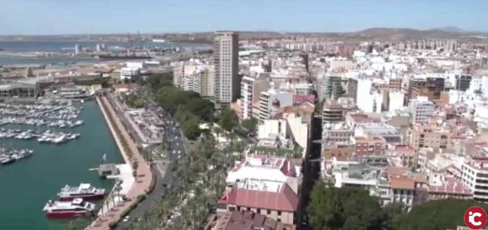 La Asociación de Vecinos Nuevos Horizonte Ciudad de Asís protesta frente a Mercalicante