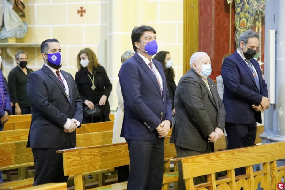 Luis Barcala asiste a la Eucaristía con la que la Cofradía de la Piedad y Caridad sustituye el Acto Institucional