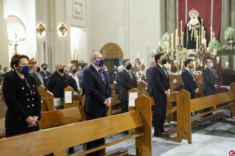El alcalde Luis Barcala ensalza la tarea solidaria de la Hermandad de la Humildad y Paciencia durante la Eucaristía del Lunes Santo
