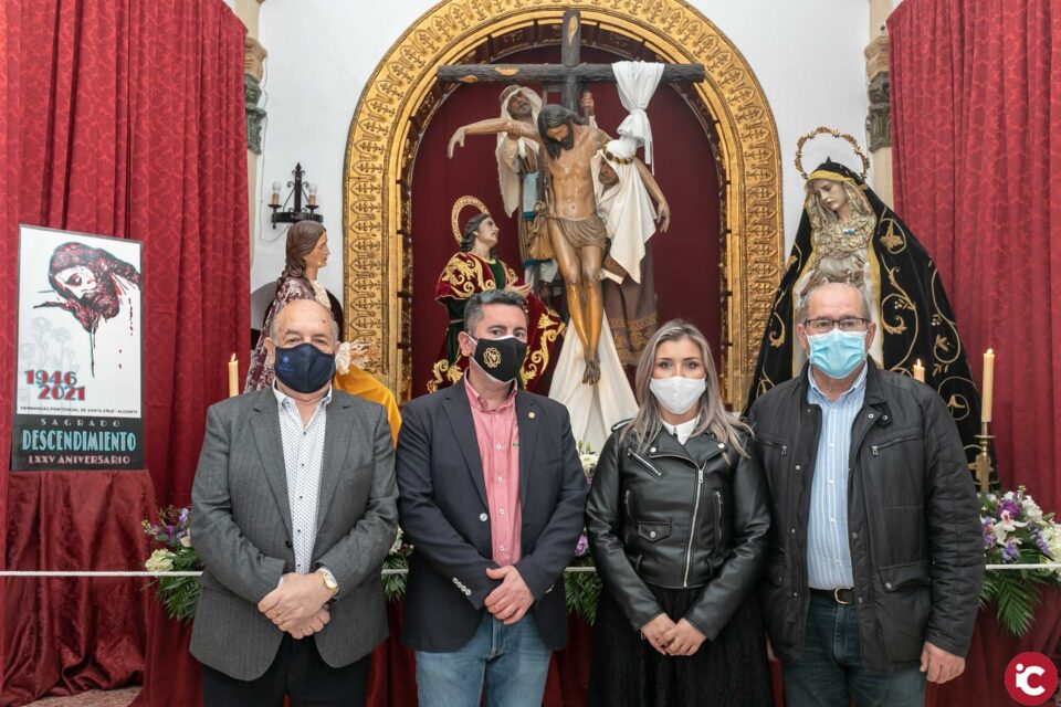 La vicealcaldesa Mª Carmen Sánchez visita en la Plaza de la Ermita el Altar de Culto de la Hermandad de Santa Cruz en su día grande