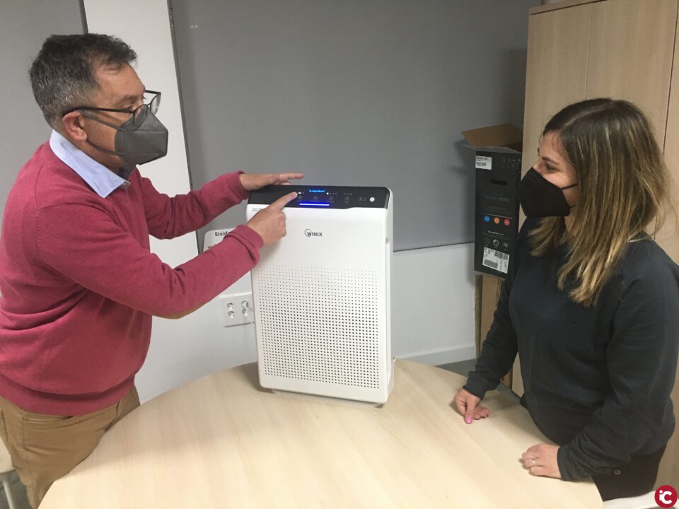 El Ayuntamiento de Agost instala 40 equipos purificadores de aire en los dos colegios y el instituto