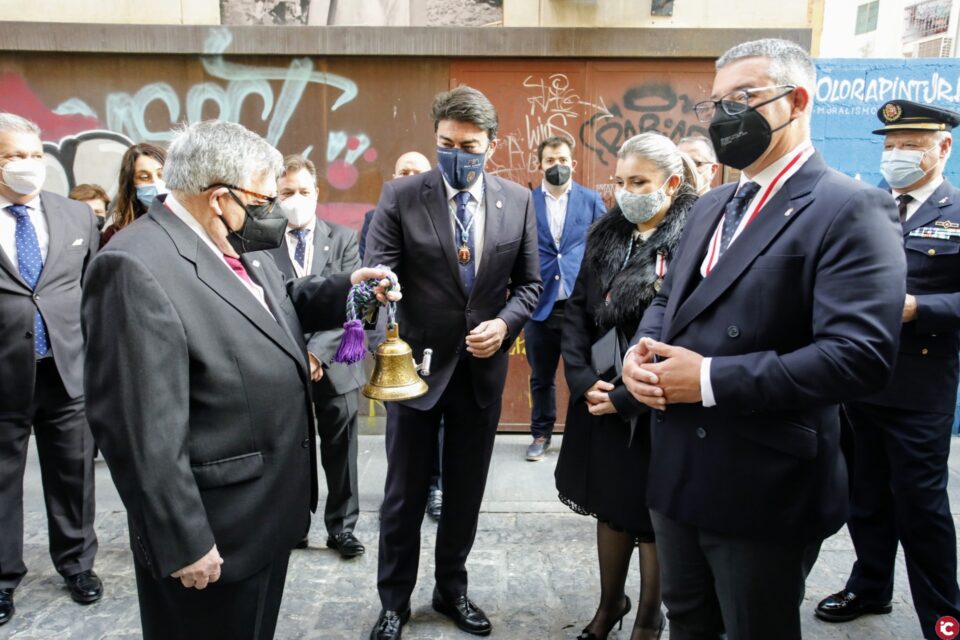 El alcalde abre con tres toques de campana las restauradas puertas de la capilla del Convento de las Monjas de la Sangre