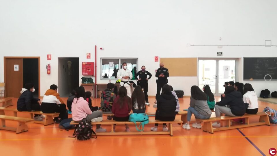 La Policía Local de Villena imparte el taller 'Violencia de género y defensa personal' a adolescentes