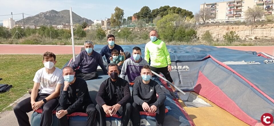 La Pista de Atletismo de Elda ya luce colchoneta de pértiga