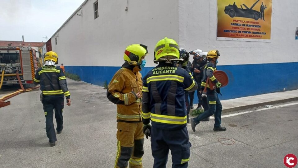 Los Bomberos del SPEIS y el Consorcio de la Diputación extinguen un incendio en una nave de una empresa de iluminación de Alicante con dos heridos por inhalación de humo