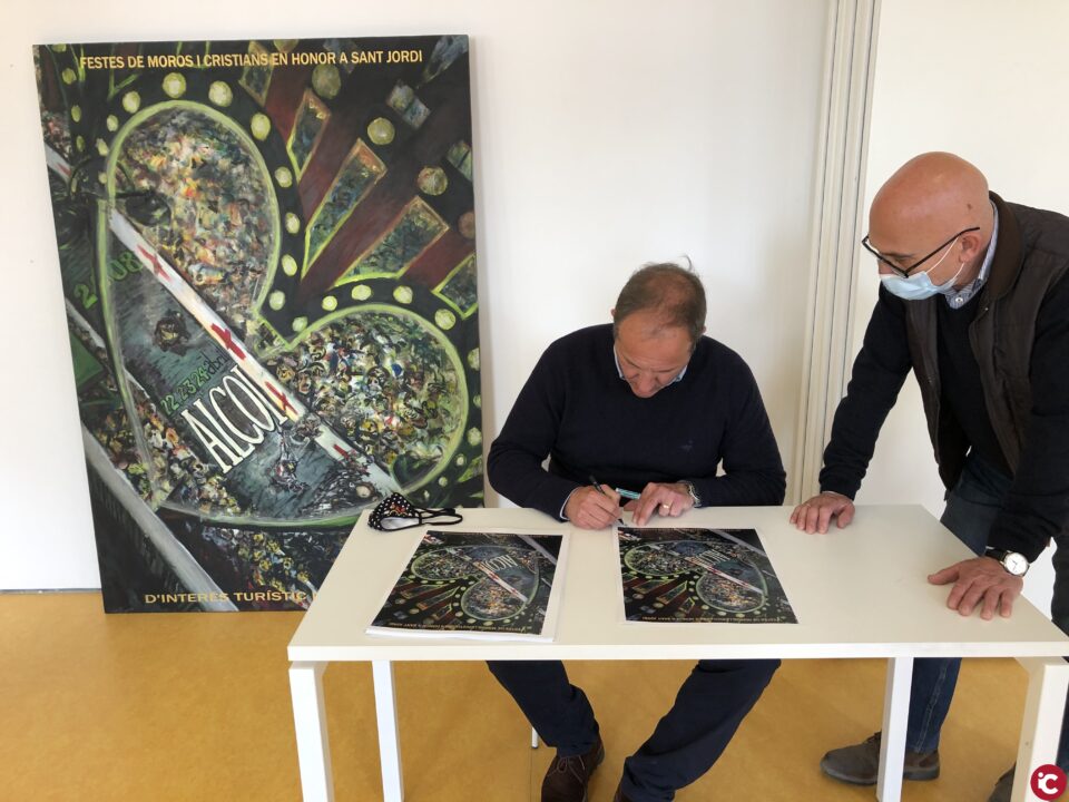 El artista LUIS SANUS nos hizo entrega en el Ivam Cada Alcoi del "Cartel de Fiestas Solidario" a beneficio del Economato de Cáritas Alcoy