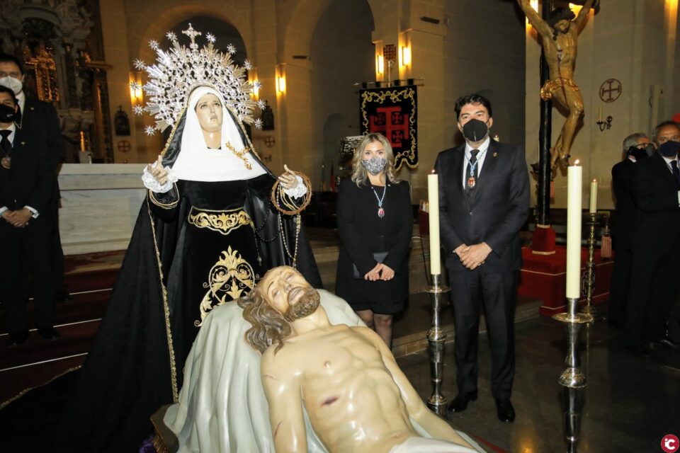 Un único haz de luz dirigido al Cristo Yacente ilumina la Concatedral de San Nicolás en el Solemne Acto del Viernes Santo