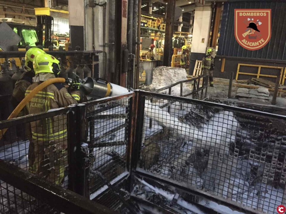 Los Bomberos del SPEIS extinguen un espectacular y complicado incendio industrial originado en un depósito de 40.000 litros de aceite de la empresa ALUDIUM en Alicante