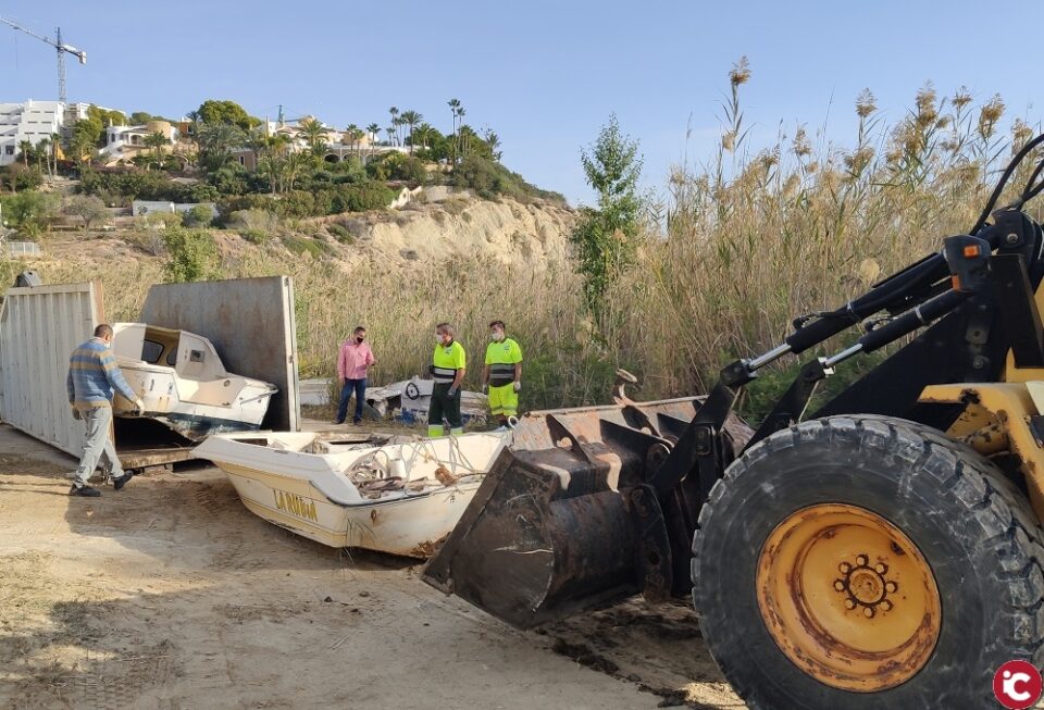 Playas acomete la retirada definitiva de las embarcaciones abandonadas en Cala Baeza