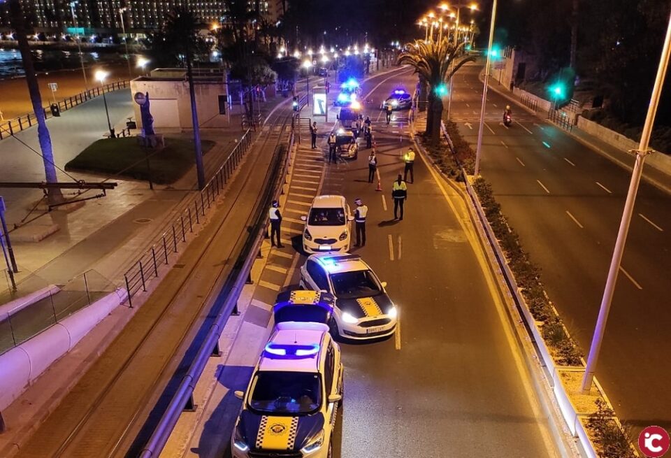La Policía Local disuelve 68 fiestas en la Operación anticovid de Semana Santa con 241 denuncias a personas por estar en grupos y 143 por no llevar mascarillas en Alicante