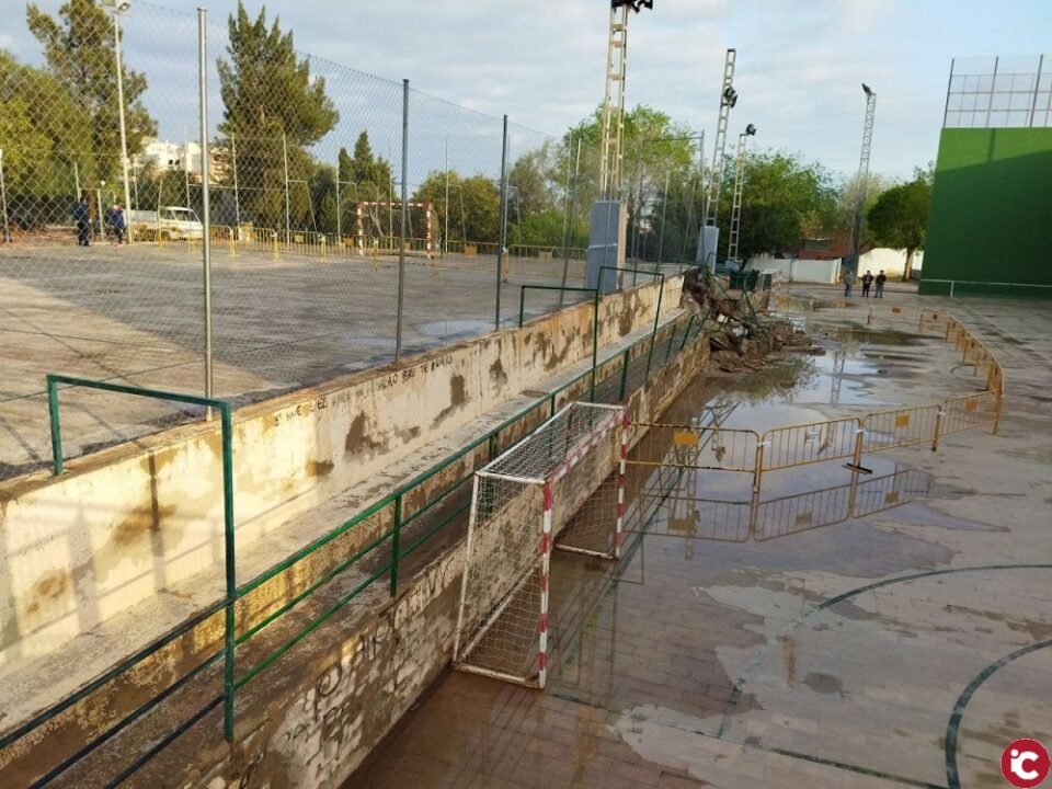 Las lluvias del fin de semana derriban una parte de la zona de grada del polideportivo de Agost