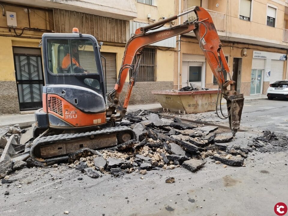 El Ayuntamiento de Elda inicia las obras de reparación del saneamiento y el pavimento de la calle Rey San Fernando