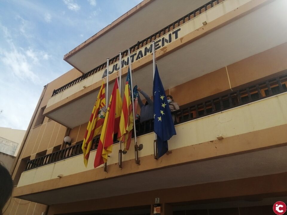 Emotivo minuto de silencio por las víctimas del Covid de El Campello