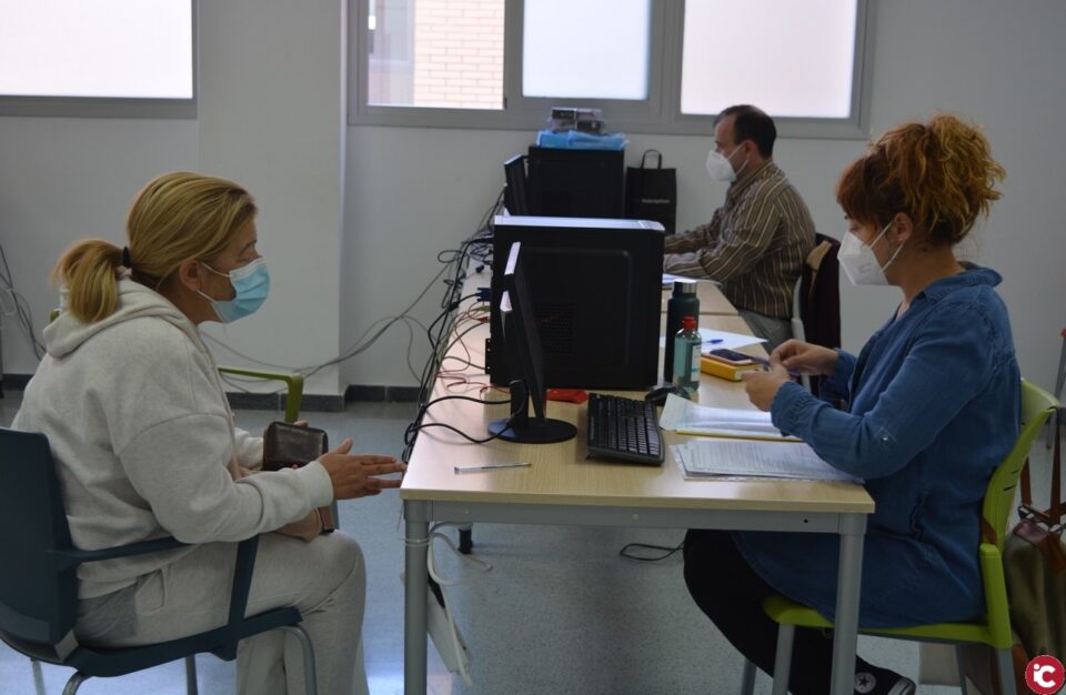 Acción Social implanta en 5 centros municipales oficinas para ayudar a los ciudadanos a resolver trámites por internet