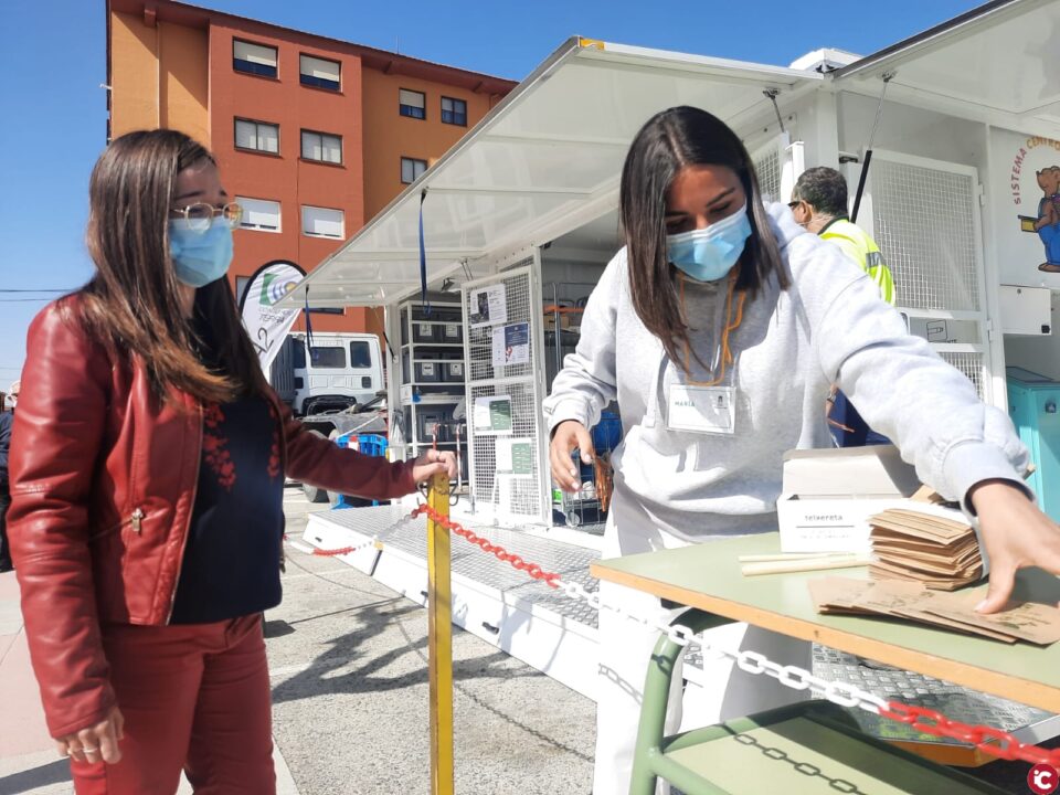 Buena acogida en Ibi de los servicios del Ecoparque Móvil