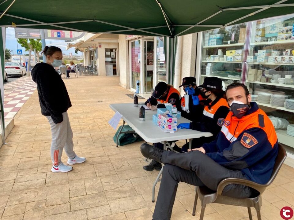 Los vecinos de Poble Nou recogen sus mascarillas gratuitas