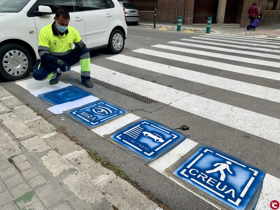 L'ajuntament d'Alcoi pinta pictogrames en els passos de vianants per a persones amb trastorn de l'espectre autista (TEA)