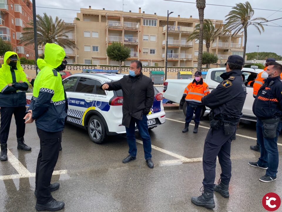 La climatología adversa y el dispositivo policial impiden la celebración de fiestas y botellones en las playas y calas de El Campello en la festividad de Santa Faz