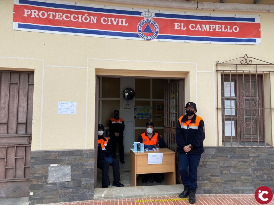 Los voluntarios de Protección Civil reparten cada tarde cientos de mascarillas en su sede