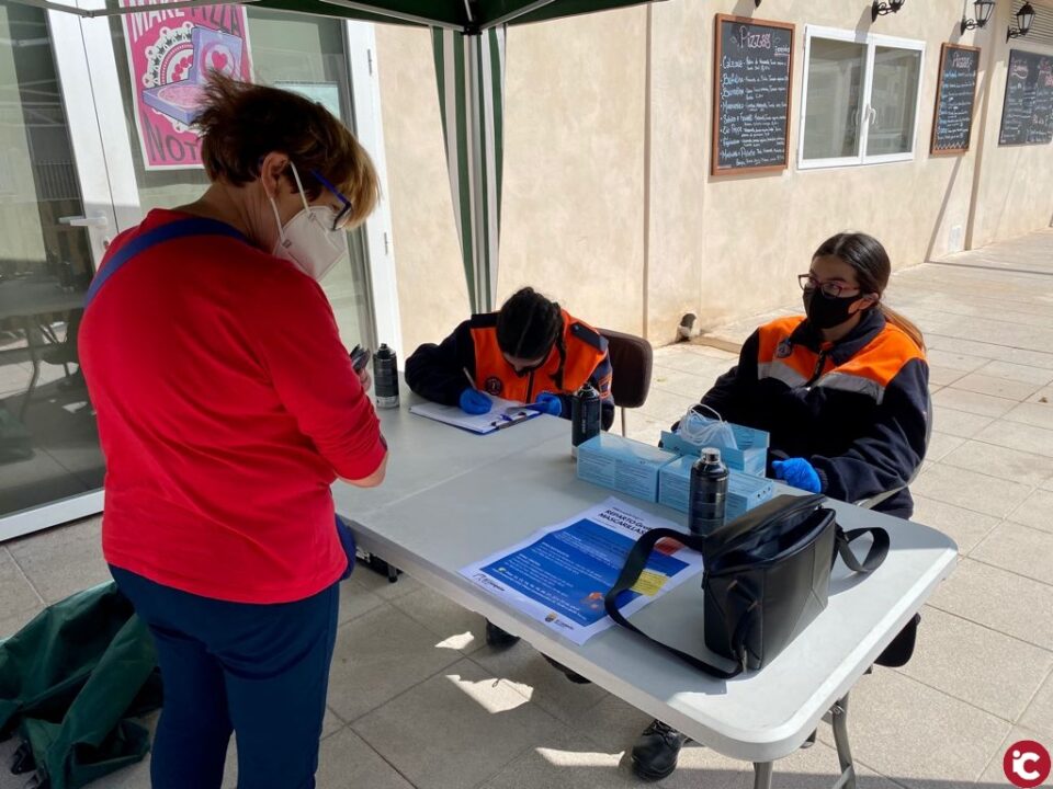Protección Civil reanuda el reparto gratuito de mascarillas en la calle Juan de la Cierva